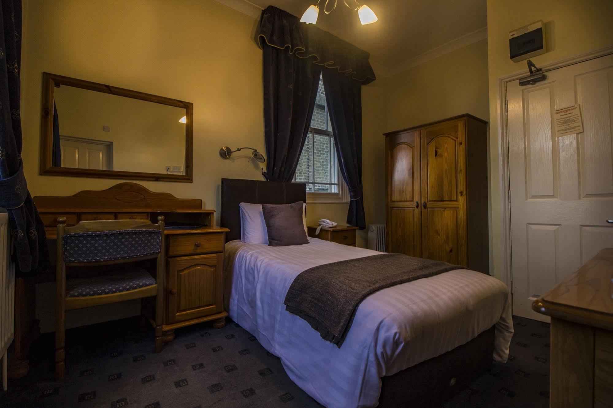 The Golden Lion Hotel, St Ives, Cambridgeshire セント・アイヴス エクステリア 写真